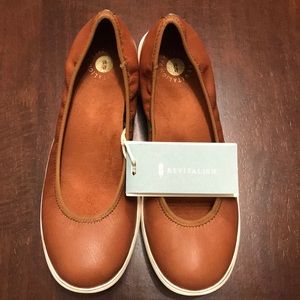 BRAND NEW BROWN FLATS